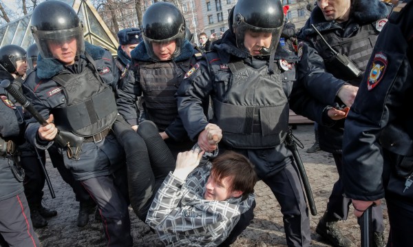 САЩ осъдиха арестите на стотици протестиращи в Русия