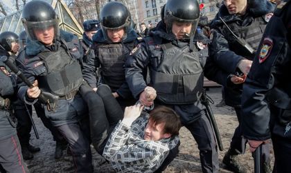 САЩ осъдиха арестите на стотици протестиращи в Русия