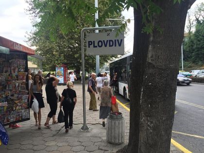 В Пловдив се смрачи и започна да вали. Градът се готви за лятна буря