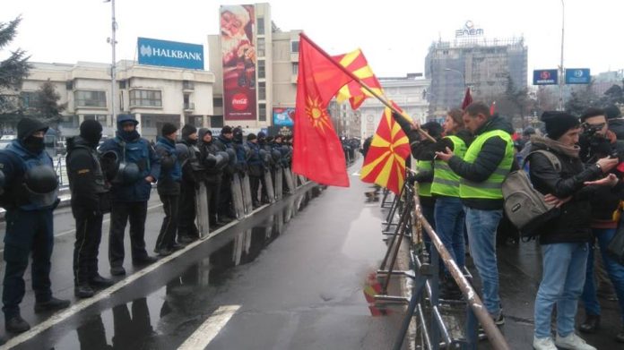 „Фокус“ (Македония): От „Македония блокира“ поискаха да влязат в парламента и да говорят с депутатите, техен член е при Георги Иванов