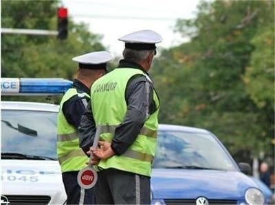 Арестуваха шофьор в Плевенско, подхвърлил 50 лева подкуп на полицаи