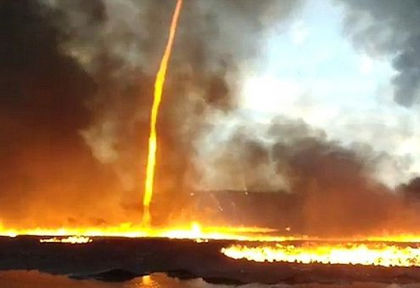Такова чудо не се вижда всеки ден! Огнено торнадо се развъртя във фабрика и хвърли в ужас пожарникарите (ВИДЕО)