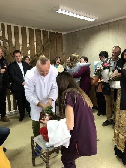 Велико Търново: С ритуално измиване на ръце и тържествена програма Родилното отделение в областната болница отбеляза Бабинден