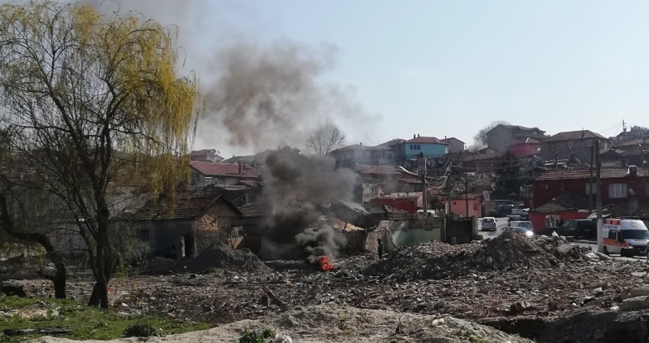 Пролет и... задушлив дим във Варна! В Максуда пак горят боклуци напълно безнаказано (снимка)