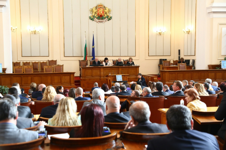 Парламентът стартира със скандал, депутатите от БСП напуснаха пленарна зала