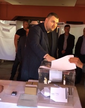 Европейски избори 2019: Вторият в листата на ДПС Делян Пеевски гласува във велинградското село Света Петка