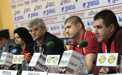Фенове на ЦСКА издигат статуя на Стоичков по случай юбилея му