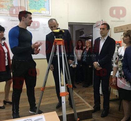 Министър Красимир Вълчев похвали Бургас! Заедно с кмета Николов откриха новите кабинети и спортни площадки на Строителния