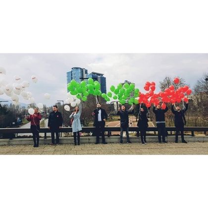 София: Млади социалисти пуснаха в небето над столицата 141 бели, зелени и червени балона по случай 3-ти март