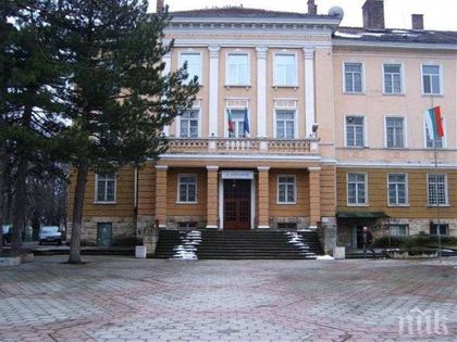Ученичка полетя от прозореца на елитна гимназия в Шумен, в болница е