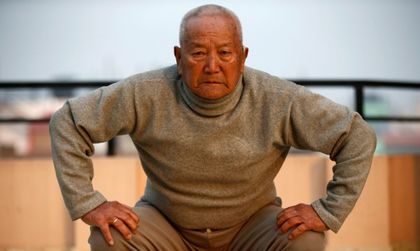 Непалец на 85 г. почина при опит да изкачи Еверест