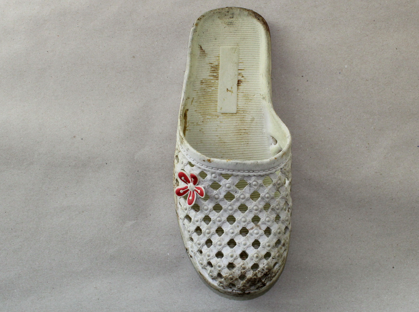 Чии са тези чехли? МВР пусна снимки с дрехи на убитите край Негован
