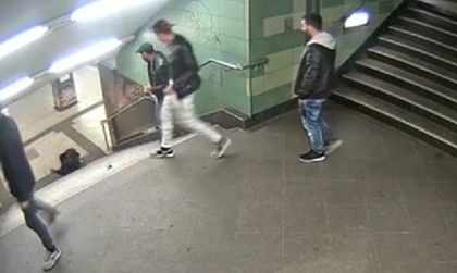 Той не бута германката в метрото. Той е българин и гледа безучастно