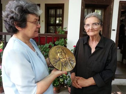 Художничка прекоси България, за да дари в Карлово барелеф на Левски