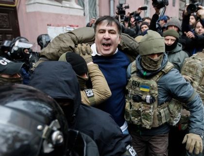 ОБЗОР: Киевски фенове на Саакашвили атакуваха полицията и го освободиха