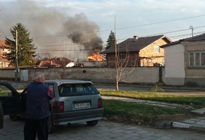 Огън унищожи къща близо до Пловдив