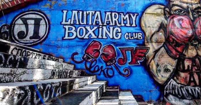 Феновете на Локо и представителният тим си дават среща в Бойния клуб на Лаута Арми