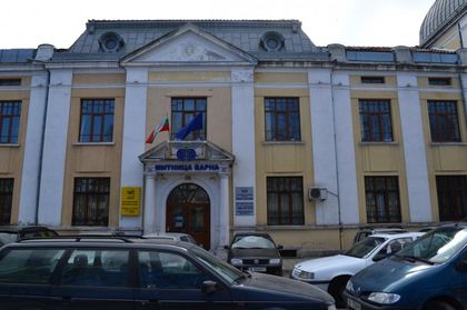 Хвърлиха трима митничари в затвора, щипнали чужди вещи за 148 бона