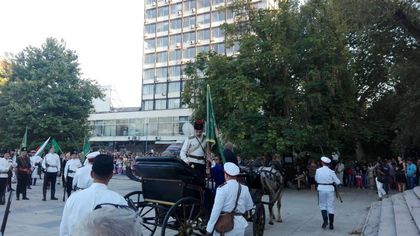 СНИМКИ и ВИДЕО: Зрелищна възстановка на събитията от 1885 г събра стотици на площад Централен в Пловдив!