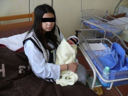 Съд за майки под 16 г. искат лекари