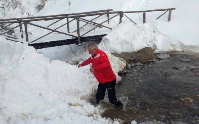 Шефове на Локо Пд в ледени води за здраве на Ивановден (видео)