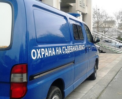 ПОРЕДНА ГАВРА НА СЪДА! Непълнолетен ром, убил жена в Бургас, се измъкна със скандална присъда