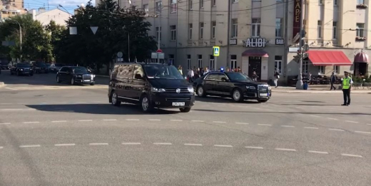 Момиче се хвърли под гумите на един от автомобилите от кортежа на Путин (Снимки/Видео)