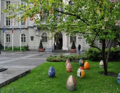 Художници шарят върху гигантски яйца пред общината
