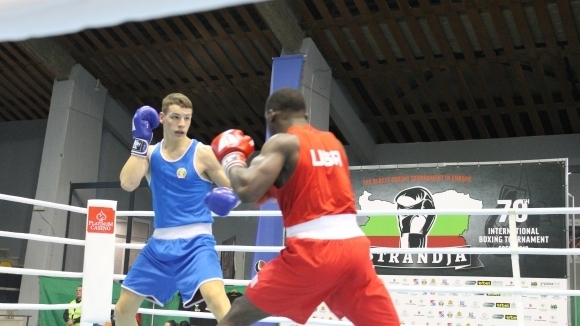 Кристиян Николов докосва медал на европейското по бокс