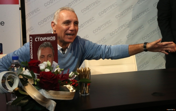 Стоичков представя биографията си в Чикаго, след което отива на 