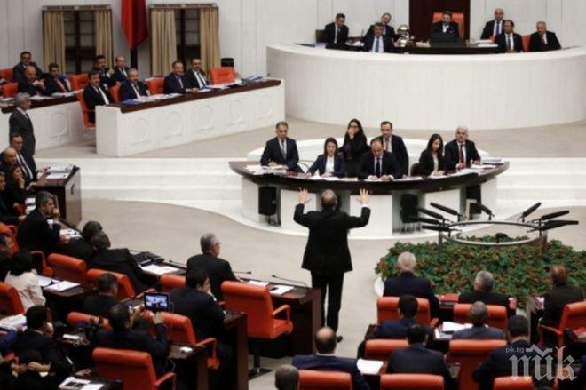 Масов бой в турския парламент, докато обсъждат законодателни промени (ВИДЕО)