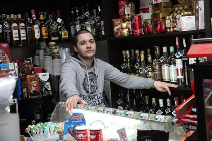 С опрян в челото пистолет Жорката даде оборота без да му го искат