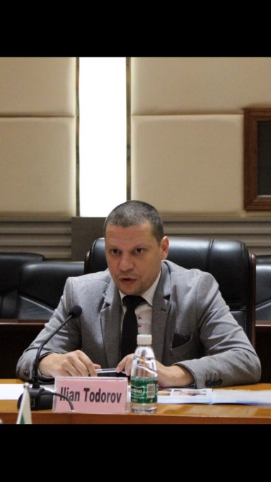 Областният управител Илиан Тодоров: Симеон Сакскобургготски да не се притеснява, забранил съм продажбата на държавни имоти