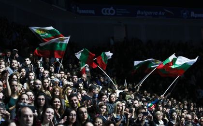 Когато народът приветства принцовете и принцесите, а царят спи