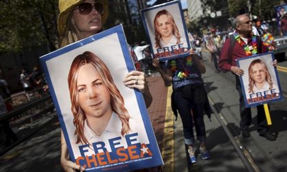 Обама намали присъдата на информаторката на "Уикилийкс" Челси Манинг