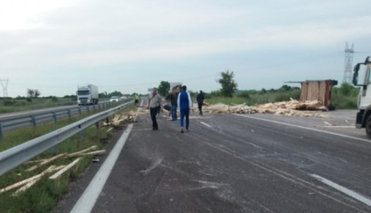 Катастрофа на АМ Тракия край Пловдив! Разпилян е дървен материал