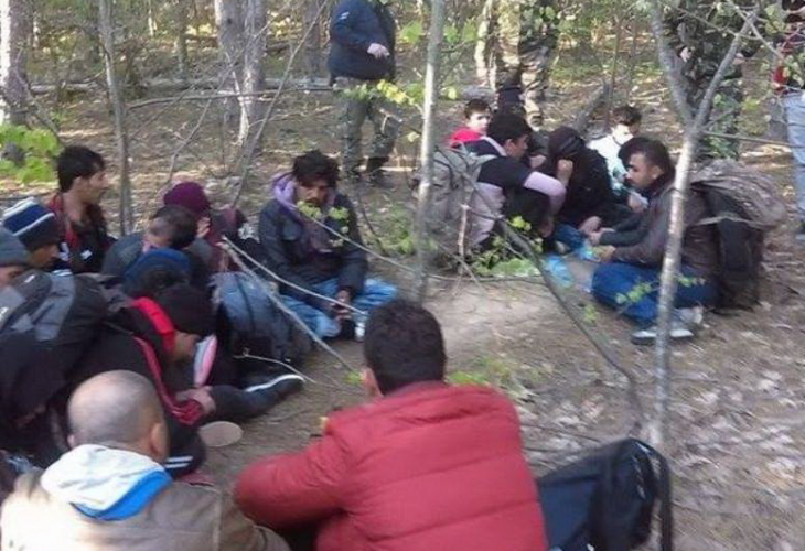 Заловиха мигранти край Пазарджик, в групата има 4 деца