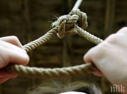 Мъж намери обесена младата си съпруга