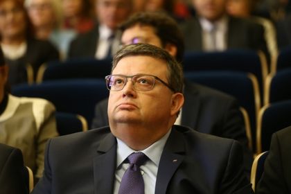 Цацаров се зае с Пламен Майстора и запалената журналистическа кола