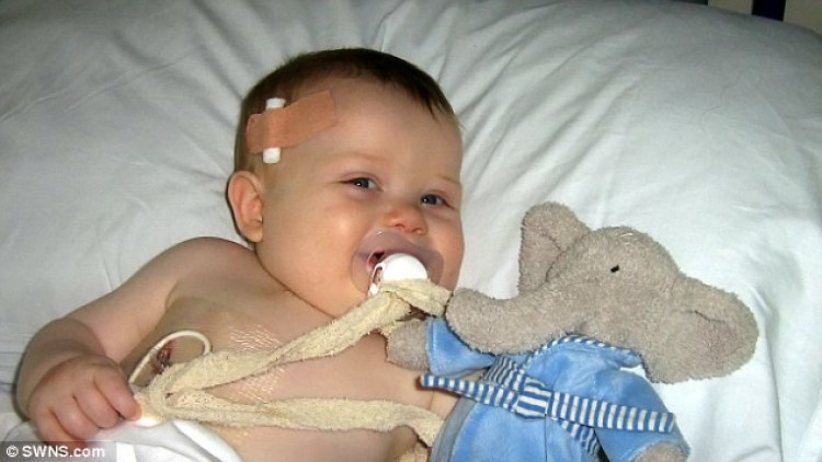 Лекарите предсказаха смъртта на това дете, но десет минути по-късно се случи чудо