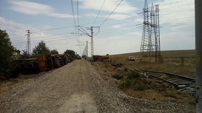Пет вагона от товарен влак дерайлираха в Софийско
