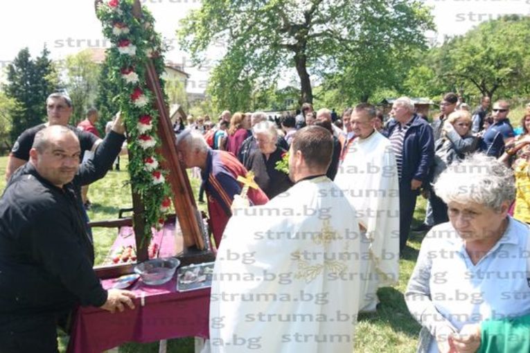 Празникът на града събра санданчани на поляната пред манастира „Св.св. Козма и Дамян”, Неврокопският митрополит Серафим дари с червени яйца малчуганите