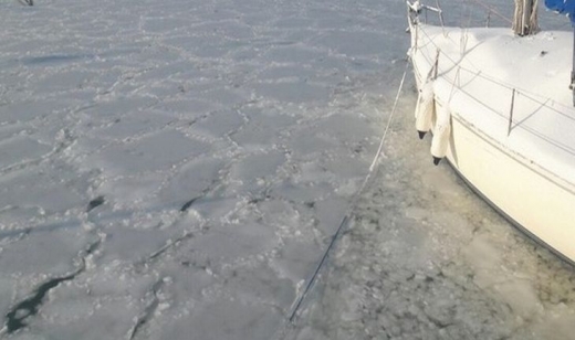 Замръзна морето край Бургас! Корабът 