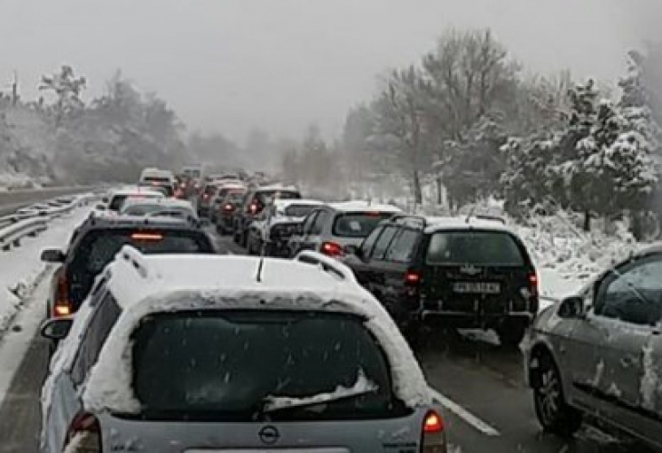 Пак изненада! Кошмарни задръствания в половин България заради снега (СНИМКИ)