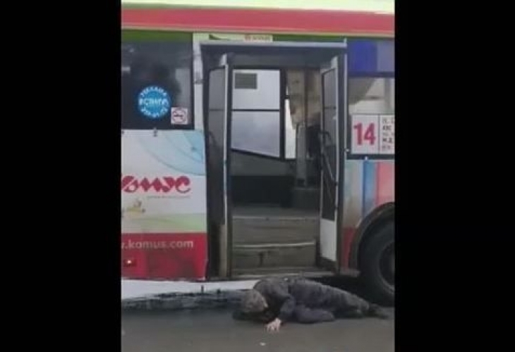 Вижте как шофьор на автобус брутално изхвърли пътник на тротоара (ВИДЕО 18+)