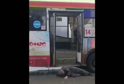 Вижте как шофьор на автобус брутално изхвърли пътник на тротоара (ВИДЕО 18+)