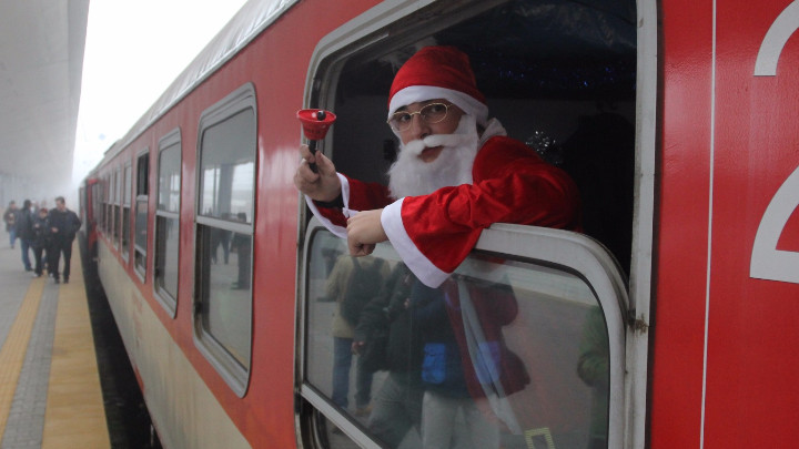 Дядо Коледа и Снежанка тръгват с теснолинейката