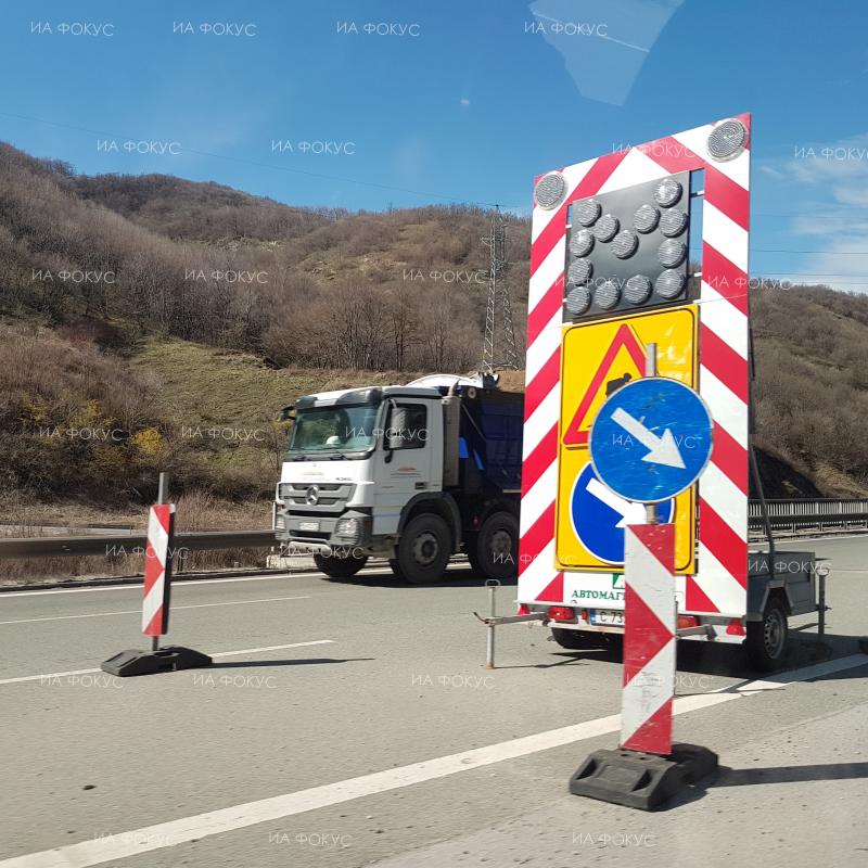 Кюстендил: Движението по път I-6 Кюстендил – Радомир от км 43 до км 64 се осъществява в една лента поради подравняване на банкети, оформяне на окопи и изкоп под ограничителни системи