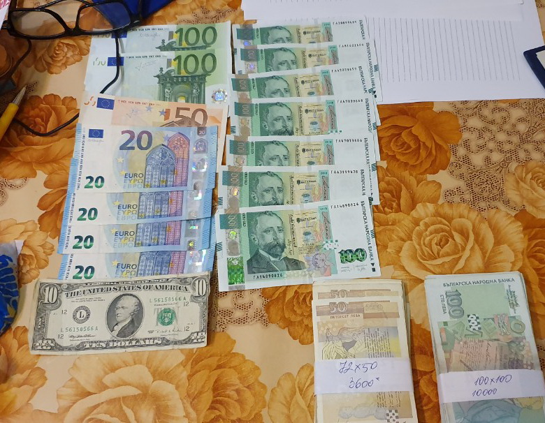 Тлъсти пачки с пари! МВР показа СНИМКИ и ВИДЕО от акцията в БАБХ Бургас