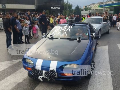 Шефи от Автото се появи на бала си със запомняща се прическа и в... кола с фльонга СНИМКИ